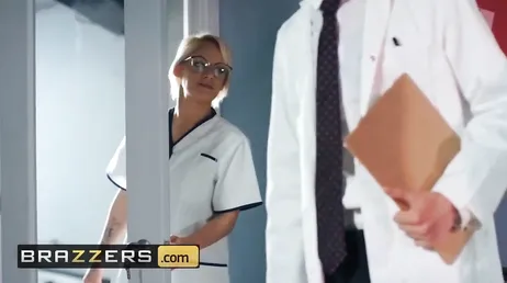 Die Krankenschwester kniet nieder, um den Schwanz des Arztes zu lutschen.
