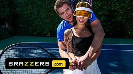 Le prof de tennis met ses doigts dans la chatte de la brune..