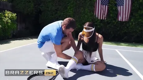 Le prof de tennis met ses doigts dans la chatte de la brune..