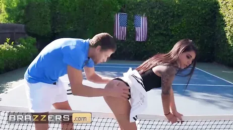 Le prof de tennis met ses doigts dans la chatte de la brune..
