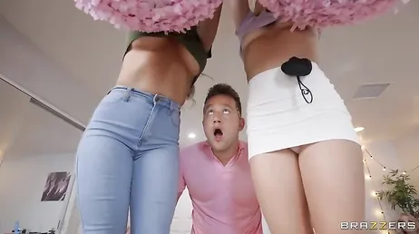 Sexo a três pornô com duas irmãs muito safadas, gozada na boca!