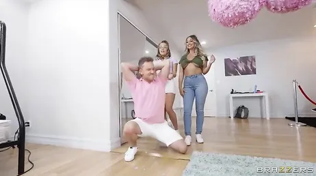 Sexo a três pornô com duas irmãs muito safadas, gozada na boca!