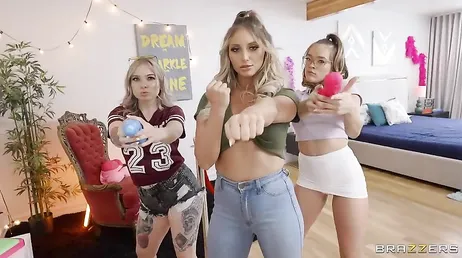 Sexo a três pornô com duas irmãs muito safadas, gozada na boca!