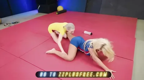 Bridgette B et Kiara Cole baisent fort dans la salle de..