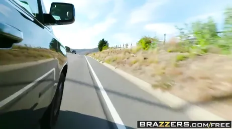 Que perigo, cara! Enquanto dirige, ele o está chupando.