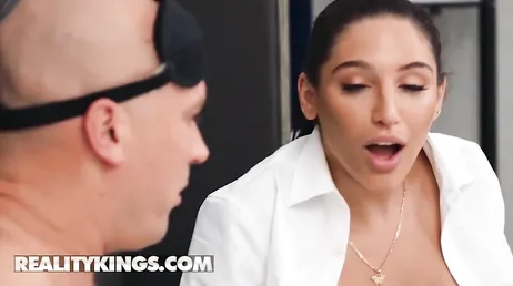 Abella Danger, sehr typisch, dass sie einen mit einem Blowjob weckt.