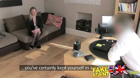 Un peu nerveuse au casting porno, mais ils vont l'appeler...