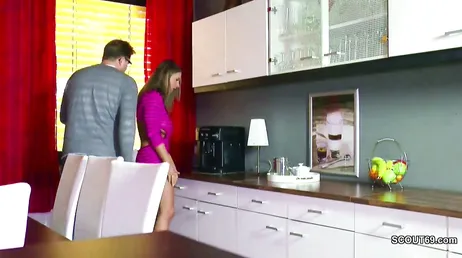 Fodendo na cozinha com sua nova esposa.. Ela é muito gostosa..