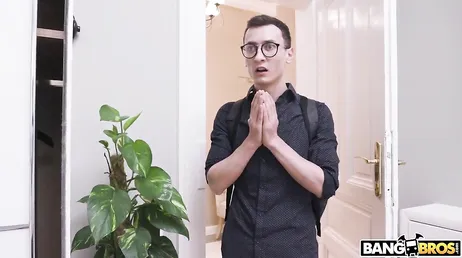 Sembra che a questa ragazza piaccia fare sesso con suo fratello...