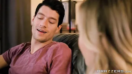 Estamos assistindo um filme, mas ela prefere que eu transe com ela...