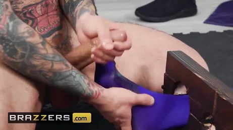 La masseuse commence à se branler dès qu'il touche son client.