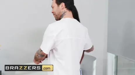 La masseuse commence à se branler dès qu'il touche son client.