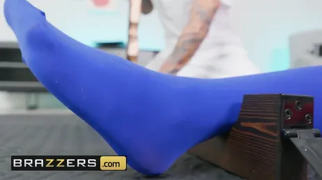 La masseuse commence à se branler dès qu'il touche son client.