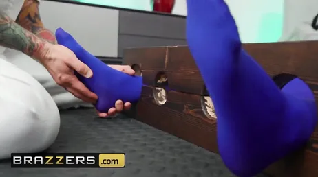 La masseuse commence à se branler dès qu'il touche son client.