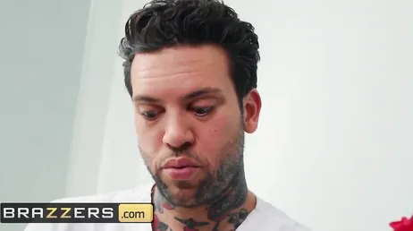 La masseuse commence à se branler dès qu'il touche son client.