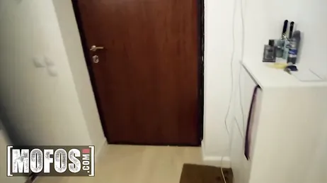 Minha sobrinha fica nua... Ela quer que eu transe com ela...