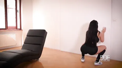 Dois homens bem dotados transando com três boas putas..