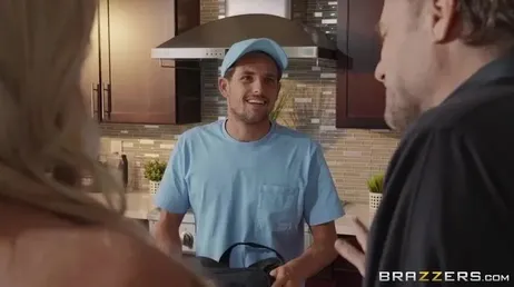 Mas o que você está fazendo mãe? Deixe o encanador, você não vê que ele é jovem para você?