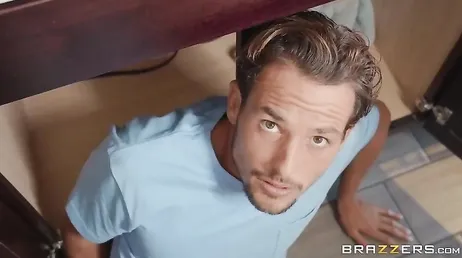 Mas o que você está fazendo mãe? Deixe o encanador, você não vê que ele é jovem para você?