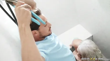 Mas o que você está fazendo mãe? Deixe o encanador, você não vê que ele é jovem para você?