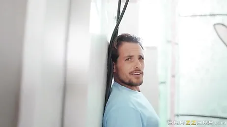 Mas o que você está fazendo mãe? Deixe o encanador, você não vê que ele é jovem para você?