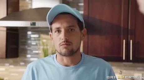 Mas o que você está fazendo mãe? Deixe o encanador, você não vê que ele é jovem para você?