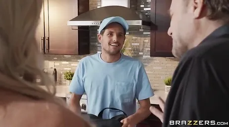 Mas o que você está fazendo mãe? Deixe o encanador, você não vê que ele é jovem para você?