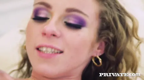 Ecco come questa ragazza riceve una bella sborrata su tutto il buco del culo..