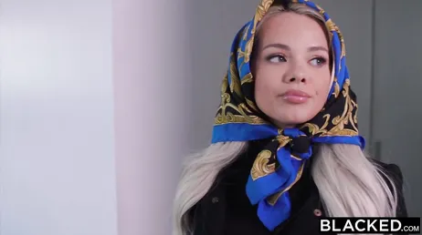 De blondine lijdt onder zo'n zwarte pik..