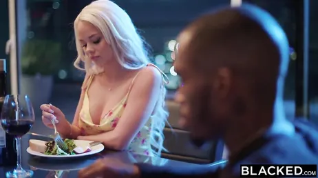 De blondine lijdt onder zo'n zwarte pik..