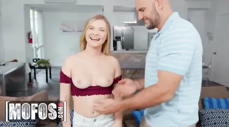 Harlow West nos mostra seus peitos... Eles são tão perfeitos, uuuf...