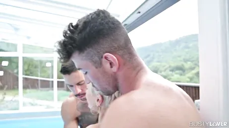 Três bons paus para a senhora e ela parece querer mais..