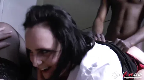 Grosse et vieille mais on ne voit pas comment elle se laisse baiser par deux mecs..