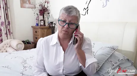Grosse et vieille mais on ne voit pas comment elle se laisse baiser par deux mecs..