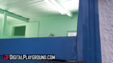 Ele entra no vestiário e vê a torcedora nua, opa, opa...
