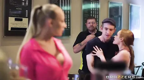 Le presenta a su novio.. Bueno le presenta la polla de su novio..