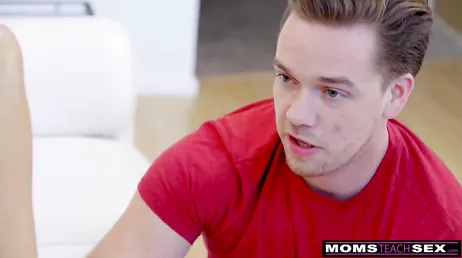 Am Ende lässt sie ihren Sohn natürlich ihre ganze Muschi lecken ...