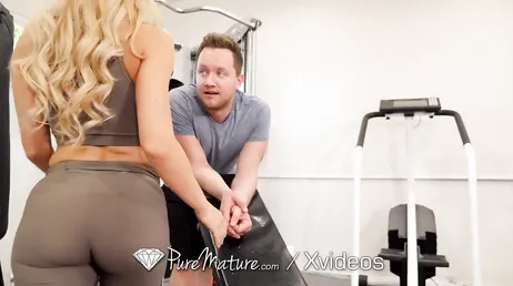 Ils sortent courir et il n'arrête pas de regarder son cul, un homme normal...