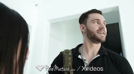 Hij betrapt zijn vriend terwijl hij zich aftrekt en begint zijn lul te eten..