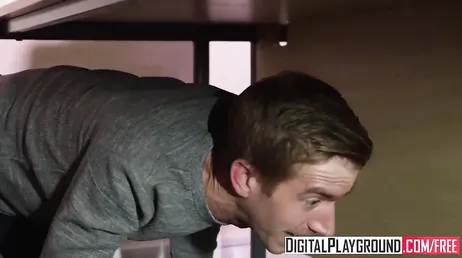 Professeur faisant un trio porno avec deux étudiants, brutal..