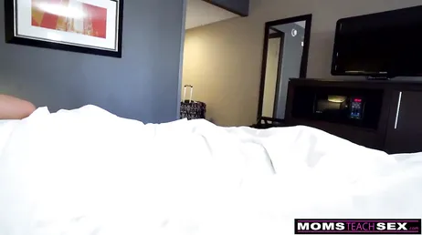 Ils arrivent à l'hôtel et sont déjà en train d'ouvrir le lit avec une baise..