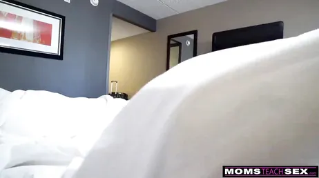 Ils arrivent à l'hôtel et sont déjà en train d'ouvrir le lit avec une baise..