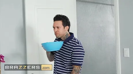 Ehi mamma! Ma smettila di succhiare il cazzo del mio ragazzo, troia!
