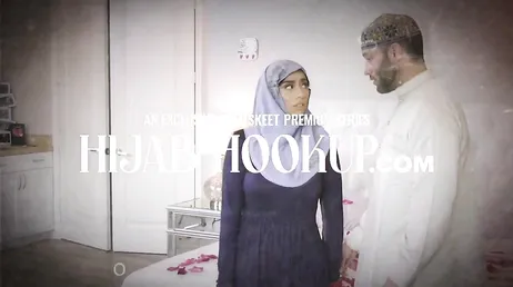Han spionerar på sin nakna styvmamma runt huset med en videokamera.