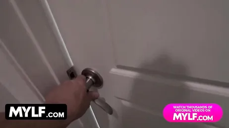 Han spionerar på sin nakna styvmamma runt huset med en videokamera.
