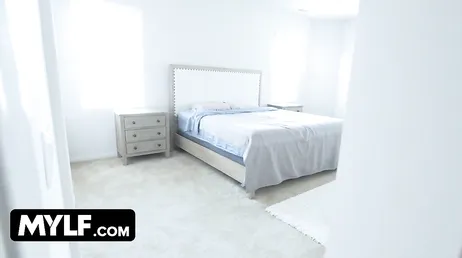 Han spionerar på sin nakna styvmamma runt huset med en videokamera.