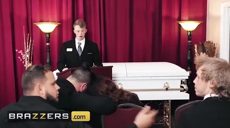 Die Beerdigung ihres verstorbenen Mannes und sie fickt bereits jemand anderen.