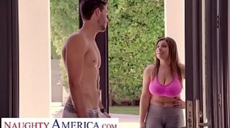 Wie herrlich, wie die dicken Titten von Ella Knox hüpfen...