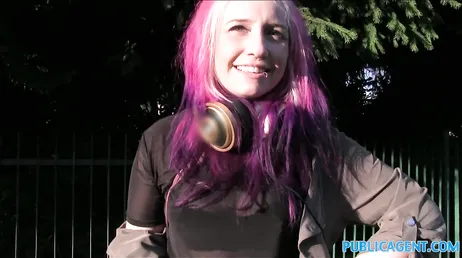 La ragazza dai capelli rosa fa dei bei pompini sul campo