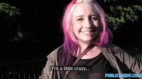 La ragazza dai capelli rosa fa dei bei pompini sul campo